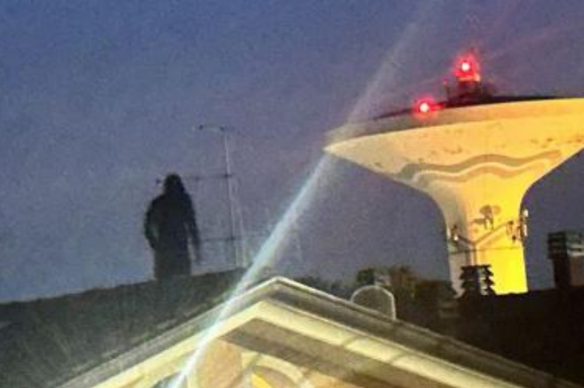 Allarme furti a Bordonchio, cresce la paura tra i residenti - Il ladro fotografato sul tetto di un residence