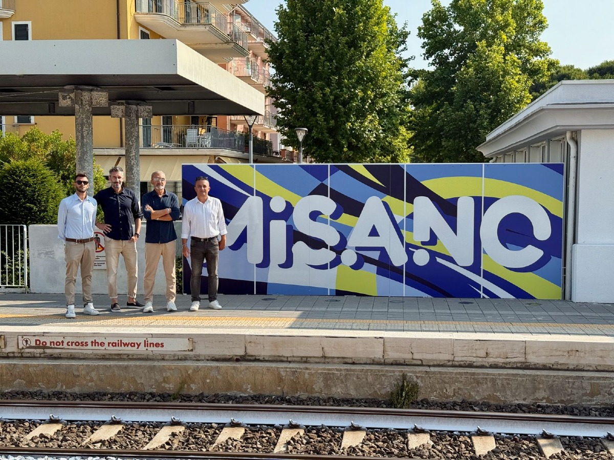 L'artista dei caschi della Motogp realizza le nuove grafiche: la stazione di Misano cambia look -