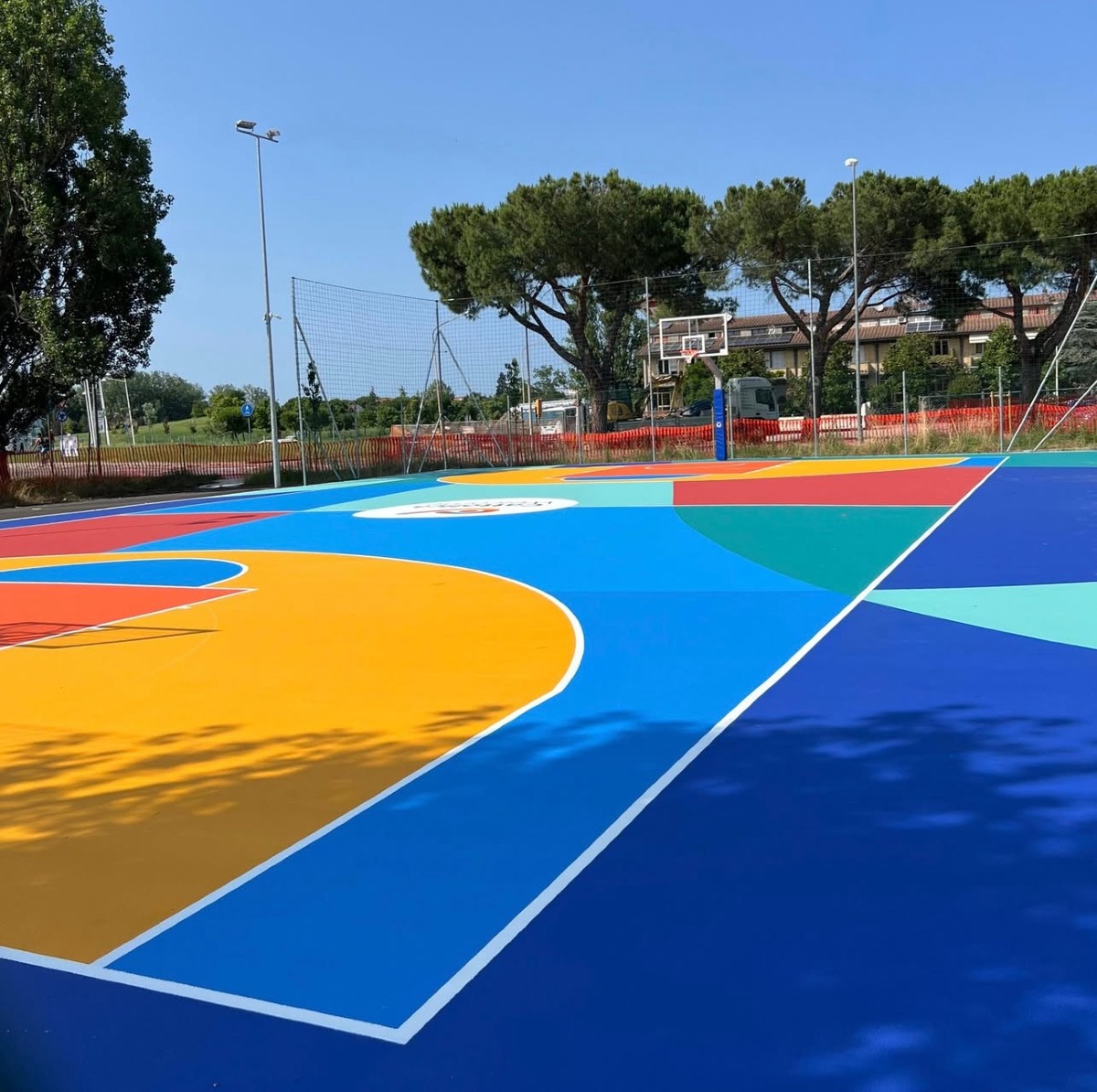 L'assessora regionale Frisoni al taglio del nastro del nuovo campo da basket di Cattolica -