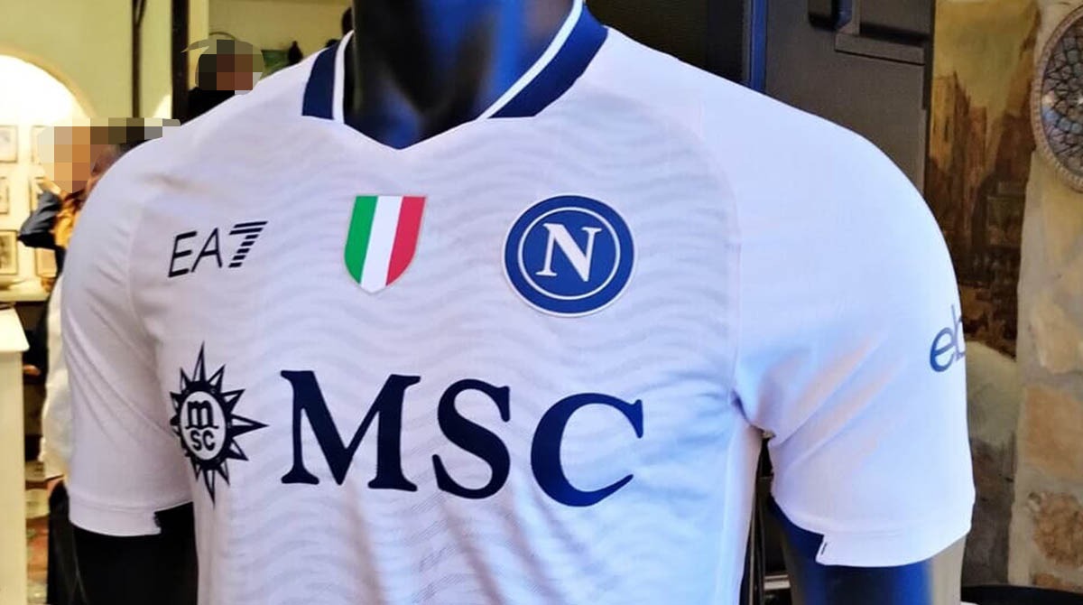 Riconosciuto per la maglia del Napoli e i tatuaggi: così è stato incastrato il rapinatore 27enne - Maglia Napoli PH Napoli Today