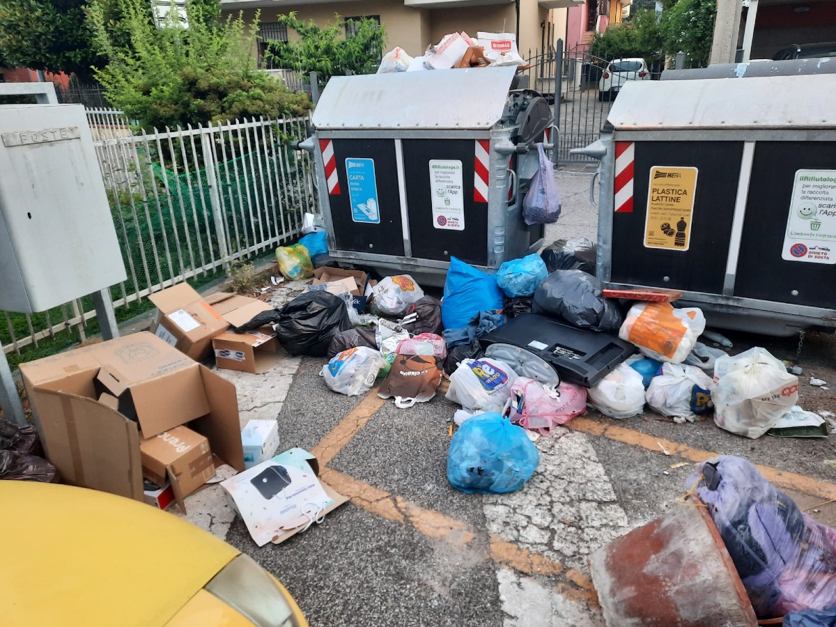 Montagna di rifiuti dentro e fuori i cassonetti. La segnalazione -