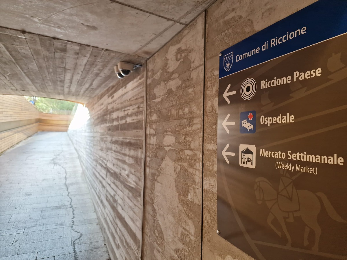 Nuova segnaletica per il sottopasso di viale Ceccarini - 