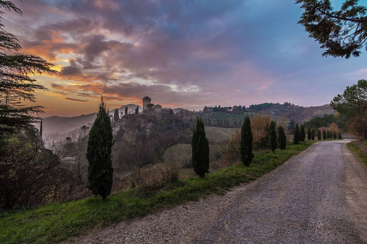 Un monumento che nessuno ha mai esplorato fino in fondo | La Rocca Manfrediana e le verità nascoste - Foto: Paolo forconi/Wikipedia