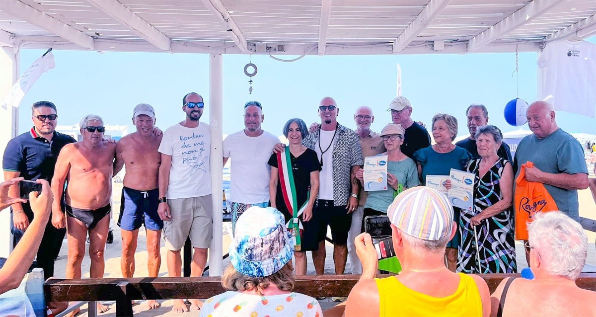 Amici di Rimini da più di 20 anni: i turisti fedeli premiati con una festa in spiaggia - 