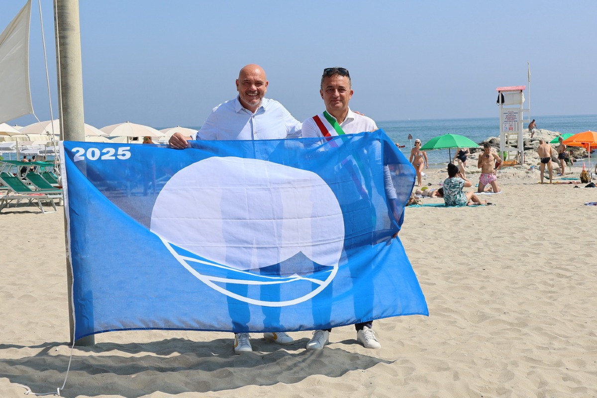 La Bandiera Blu sventola da 40 anni a Misano Adriatico - L'assessore Schivardi e il sindaco Piccioni