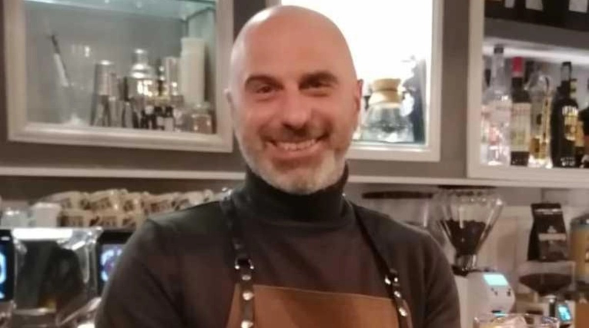 Barista 51enne di Rimini muore per un malore. "Il nostro Angelo è volato in cielo" - Foto del Resto del Carlino