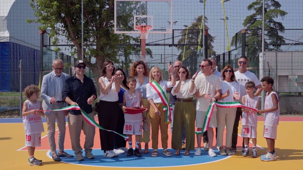 Cattolica, che entusiasmo per il nuovo campo da basket: "È un sogno per la città" -