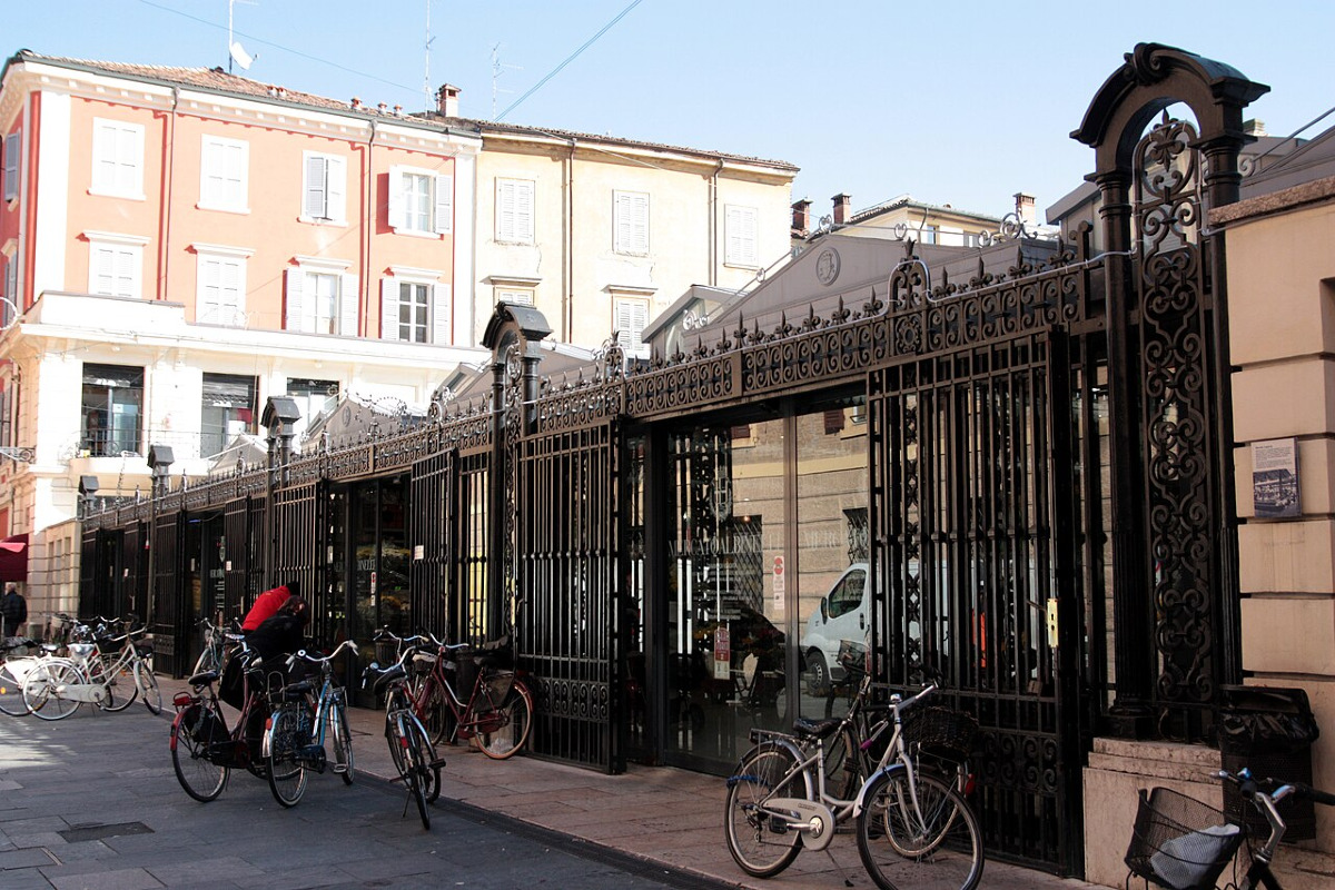 C'è un luogo a Modena dove la tradizione incontra l'incredibile | Il mercato che ti lascerà a bocca aperta - Foto: Rossoporpora/Wikipedia