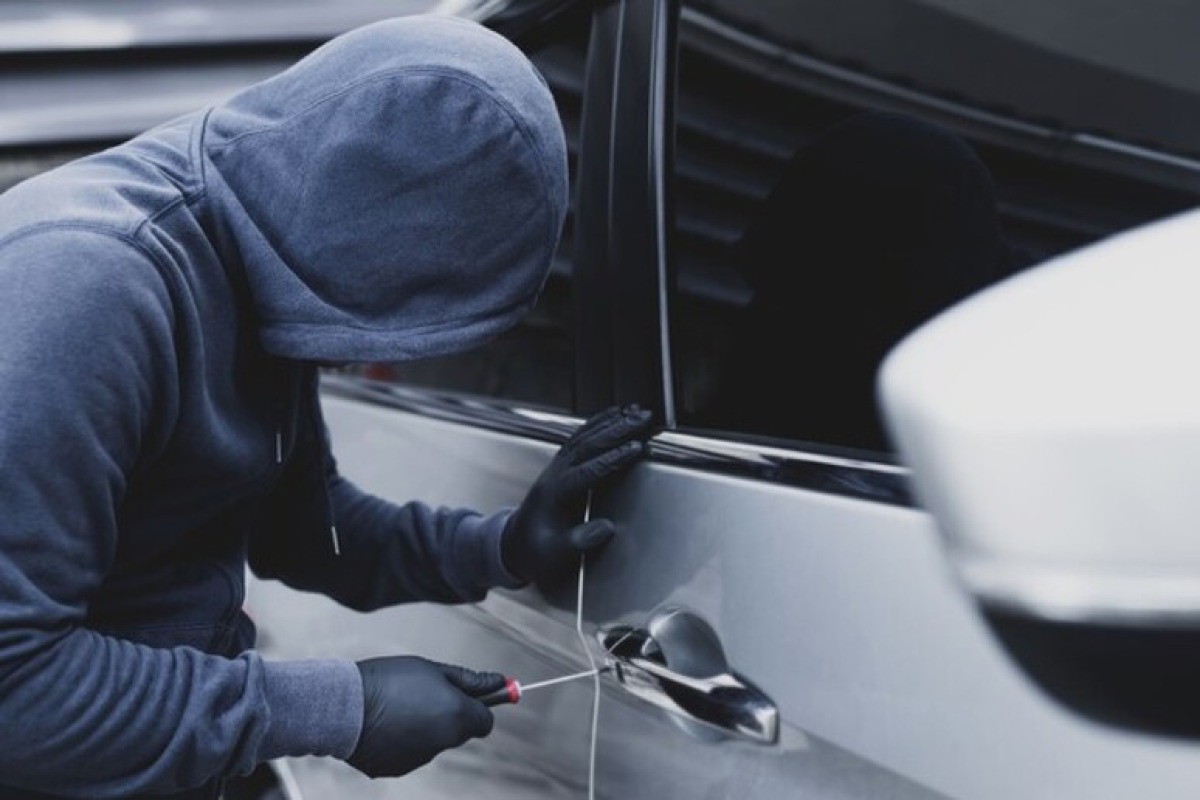 Tenta di rubare un'auto, ma i poliziotti vedono tutto: arrestato a Rimini - Foto Ansa