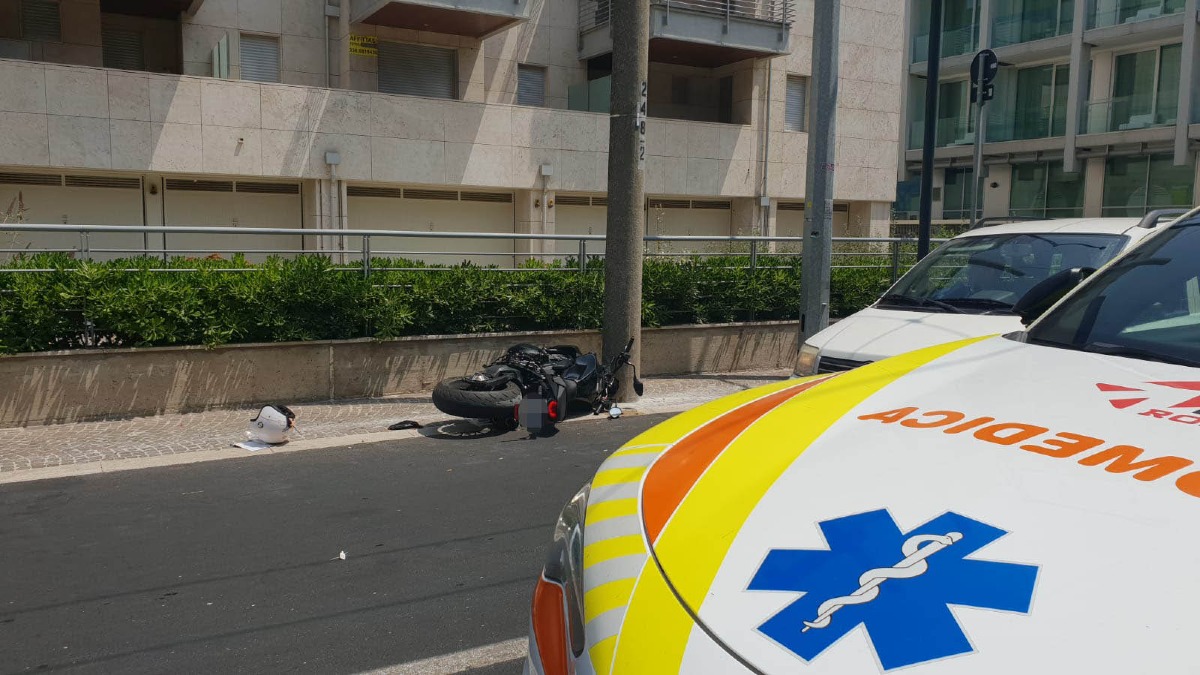 Collisione auto-moto su viale Regina Elena, ragazza finisce in ospedale - Le immagini dell'incidente