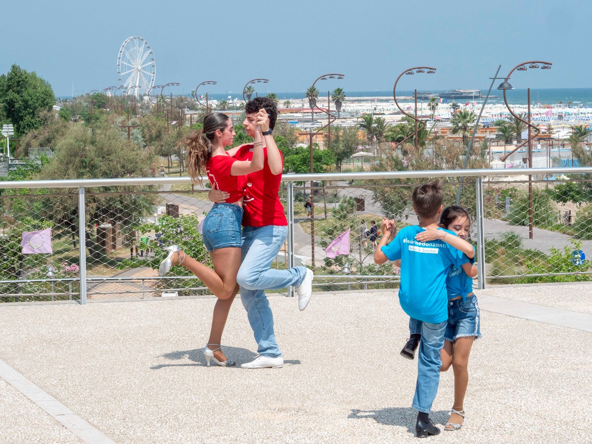 Rimini, torna la Liscio Street Parade 2025: tradizione, folklore e nuove proposte -