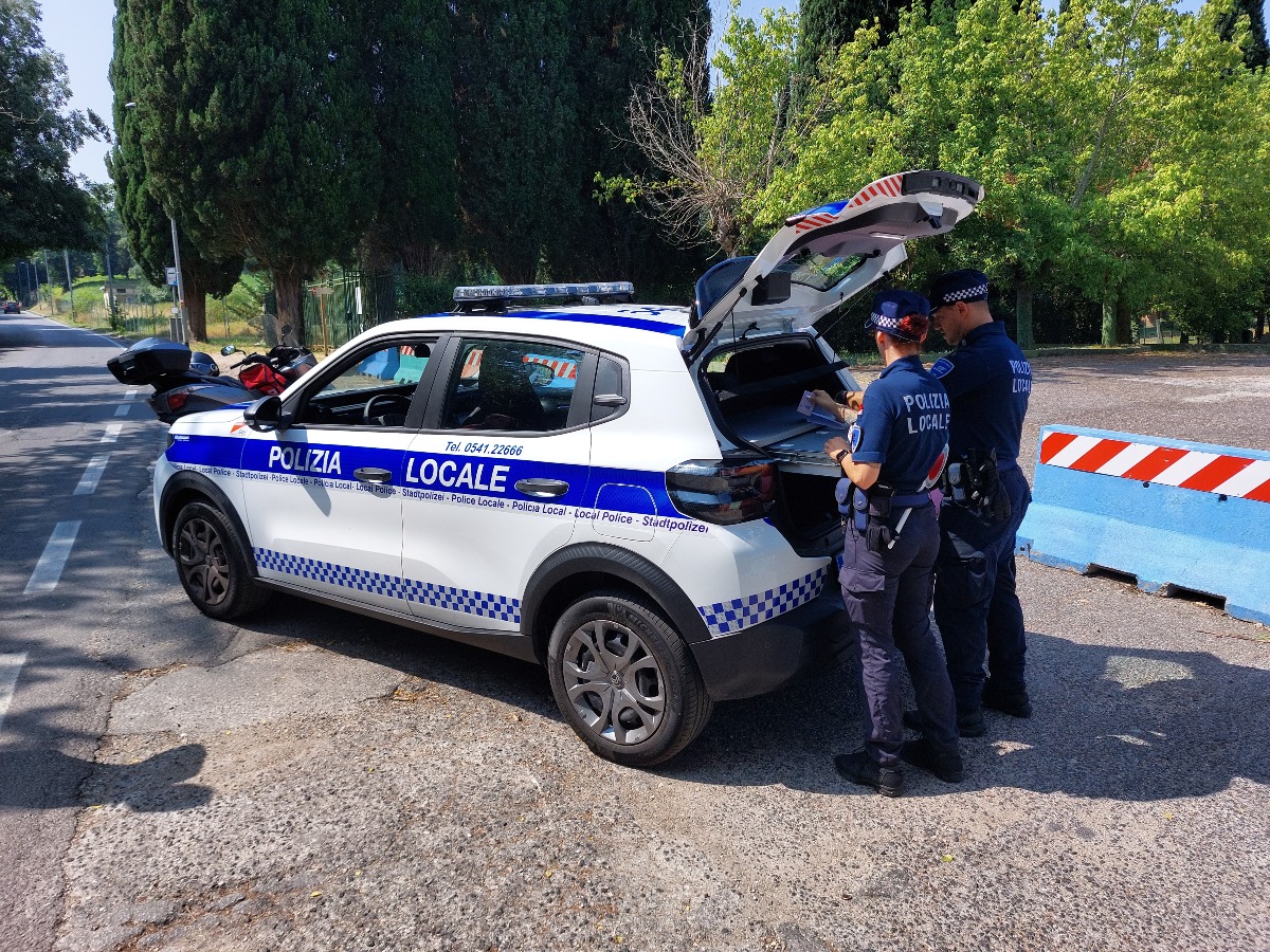 Rimini, stretta sui controlli stradali: 10 patenti ritirate, coinvolti anche neopatentati - Posto di controllo con il nuovo mezzo della Polizia Locale