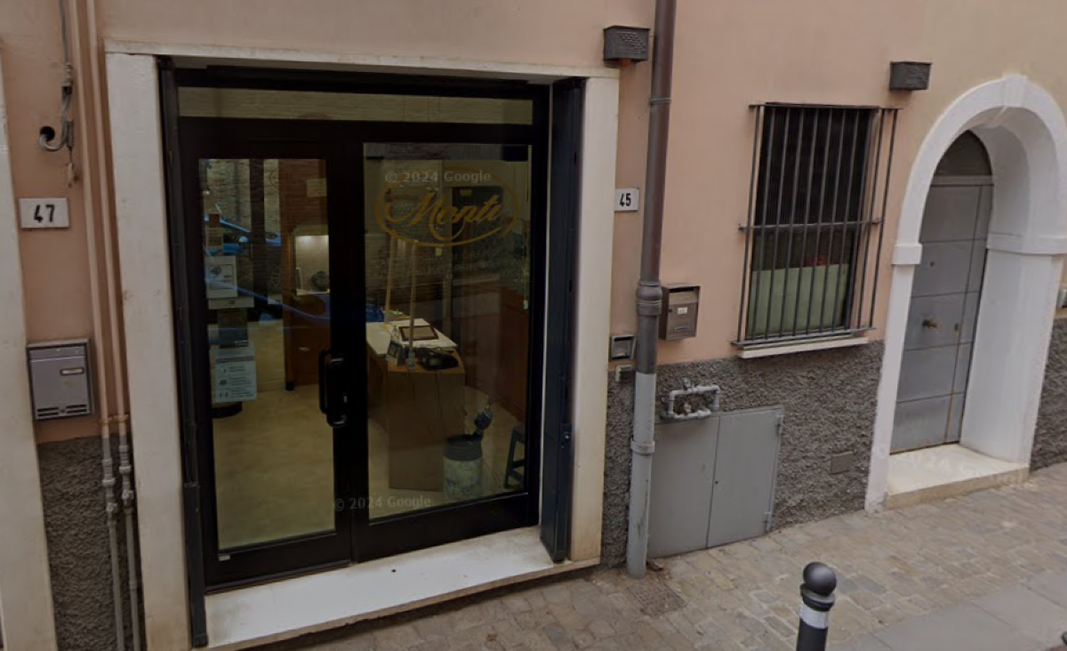 Rapina sventata in oreficeria a Rimini: titolare mette in fuga i malviventi - L’oreficeria Monti in via Cavalieri