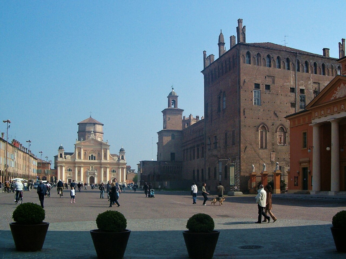 Un luogo che nasconde più di quanto immagini | Piazza dei Martiri e Palazzo Pio, tra leggende e realtà - Foto: Lungoleno/Wikipedia