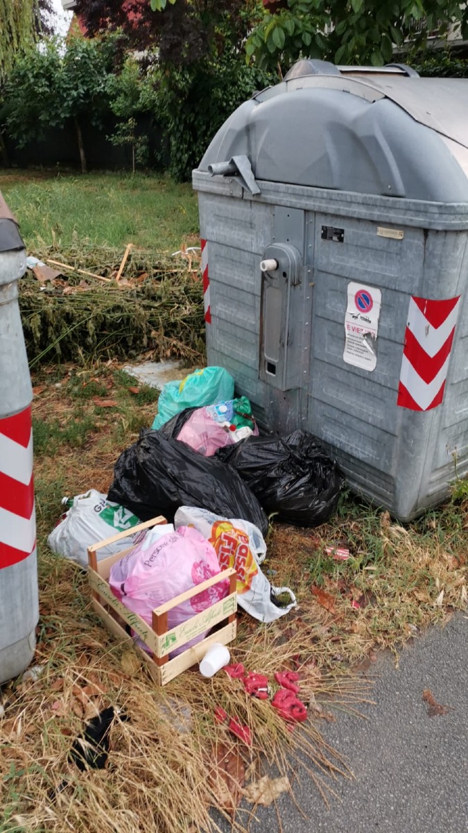 Villa Verucchio, rifiuti abbandonati in via Pascoli: un lettore denuncia lo "scempio" -