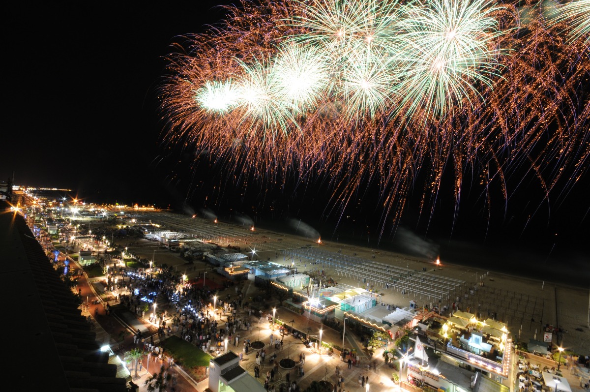 Riccione accende la Notte Rosa 2025: danza, musica, arte e benessere in un festival internazionale -