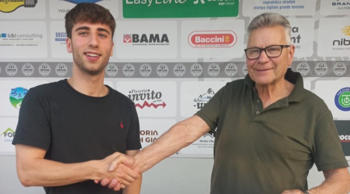 Calcio Eccellenza, Sampierana: l'attaccante Giacomo Pungelli ritorna a casa - Giacomo Pungelli con nonno Loris, vice presidente della Sampierana