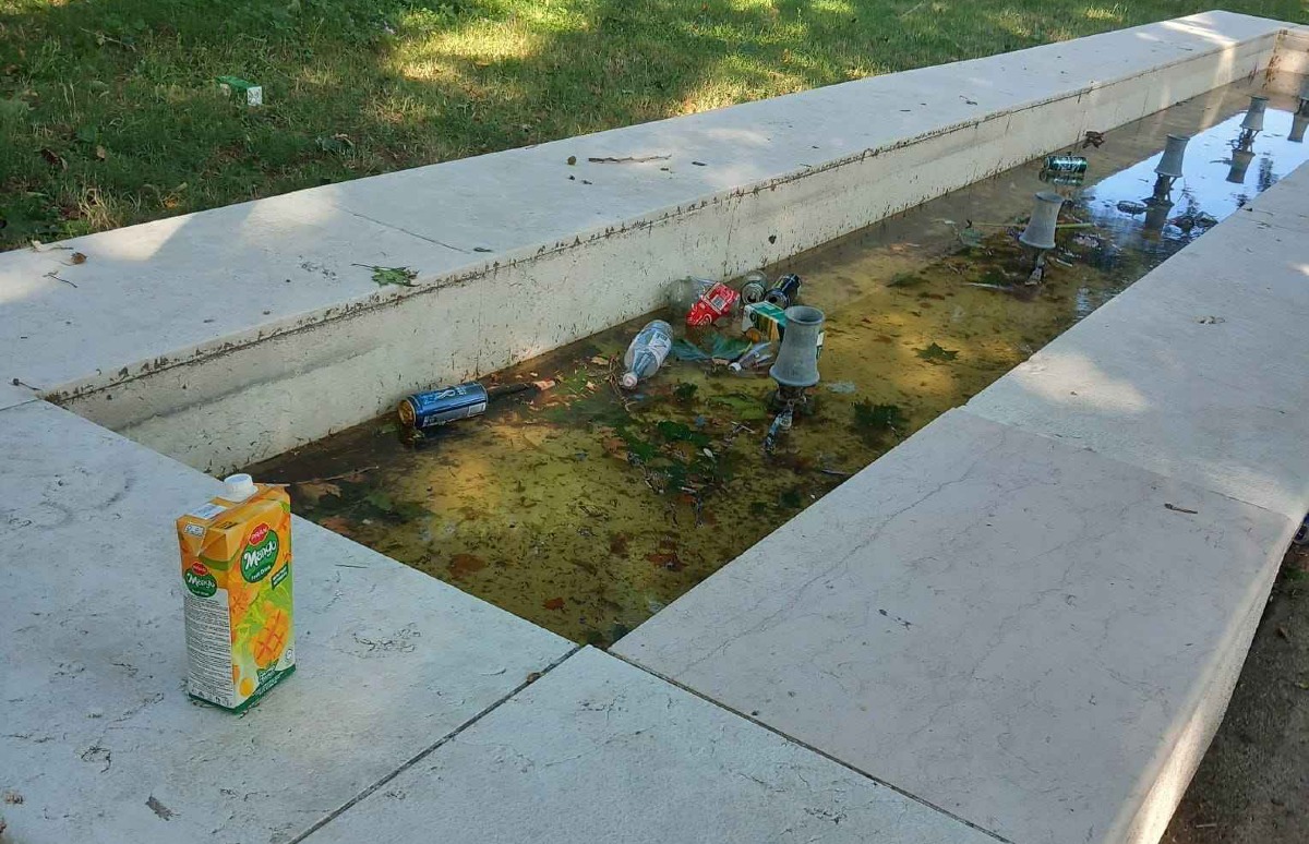 Piazzale Cesare Battisti, giardini ancora ostaggio del degrado: la segnalazione -