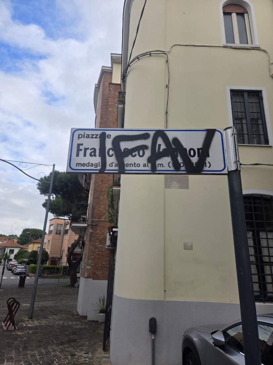 Rimini, imbrattato il cartello di Piazzale Vannoni. La segnalazione -