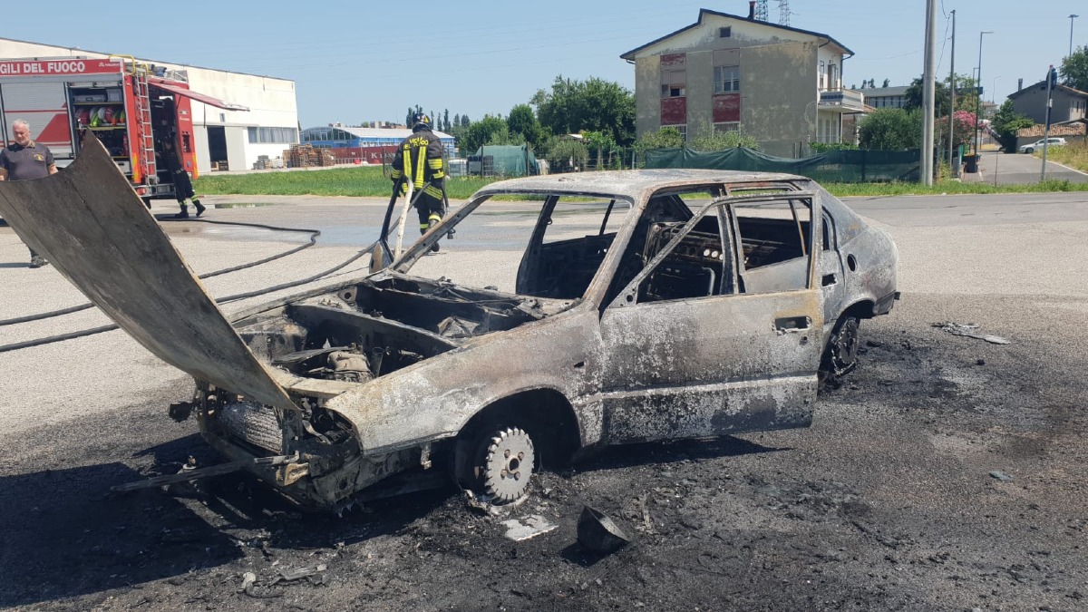 Rimini: fiamme dal cofano, il conducente scende al volo e si salva - 