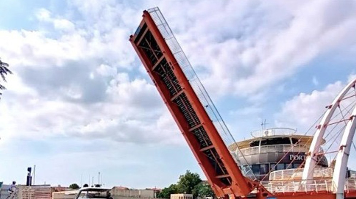 Cattolica: riapre il ponte mobile pedonale per Gabicce Mare -