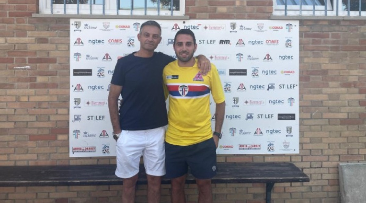 Calcio Promozione, Gabicce Gradara: il ritorno del jolly Luca Grandicelli - Luca Grandicelli con il presidente Gianluca Marsili