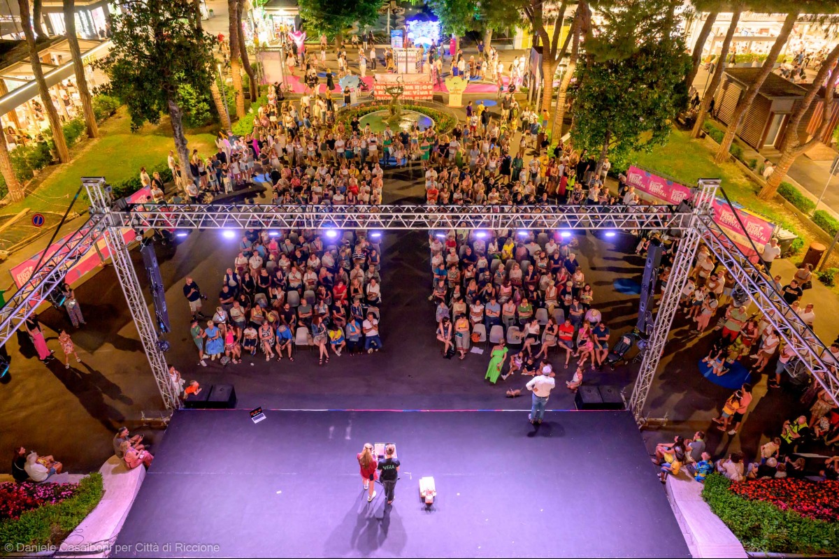 La notte più rosa dell’anno è iniziata: Riccione fa il pieno di musica e divertimento - Ph Casalboni