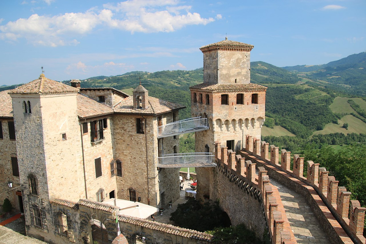 Un luogo emiliano che sfida il tempo | Le storie mai raccontate del Castello Vigoleno tra segreti medievali - Foto: Mongolo1984/Wikipedia