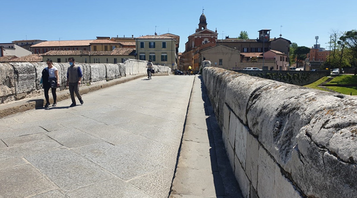 Rimini, danneggiato il muro vicino al Ponte di Tiberio: ipotesi azione di giovane vandalo - Ponte di Tiberio