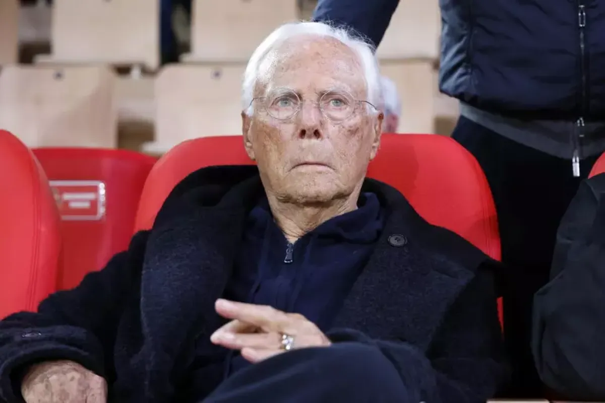Giorgio Armani in convalescenza dopo un ricovero a Milano - © Ansa/Epa