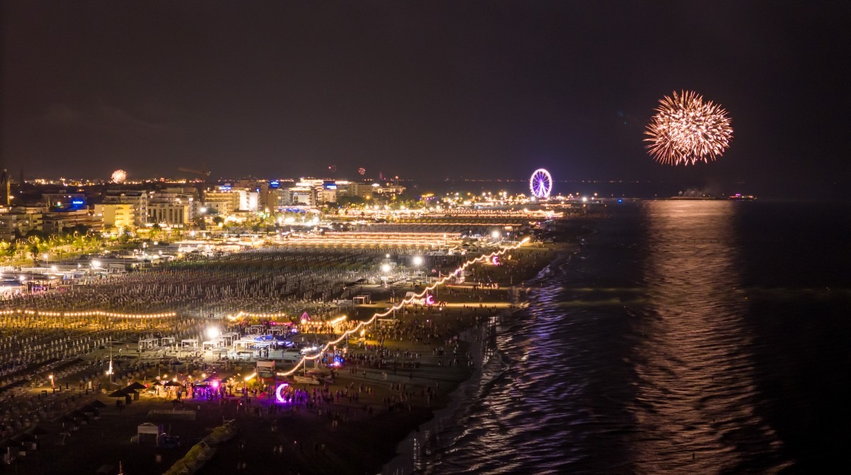 Grande successo per "Un Mare di Rosa 2025": Rimini si è accesa con luci, musica e tanto divertimento -