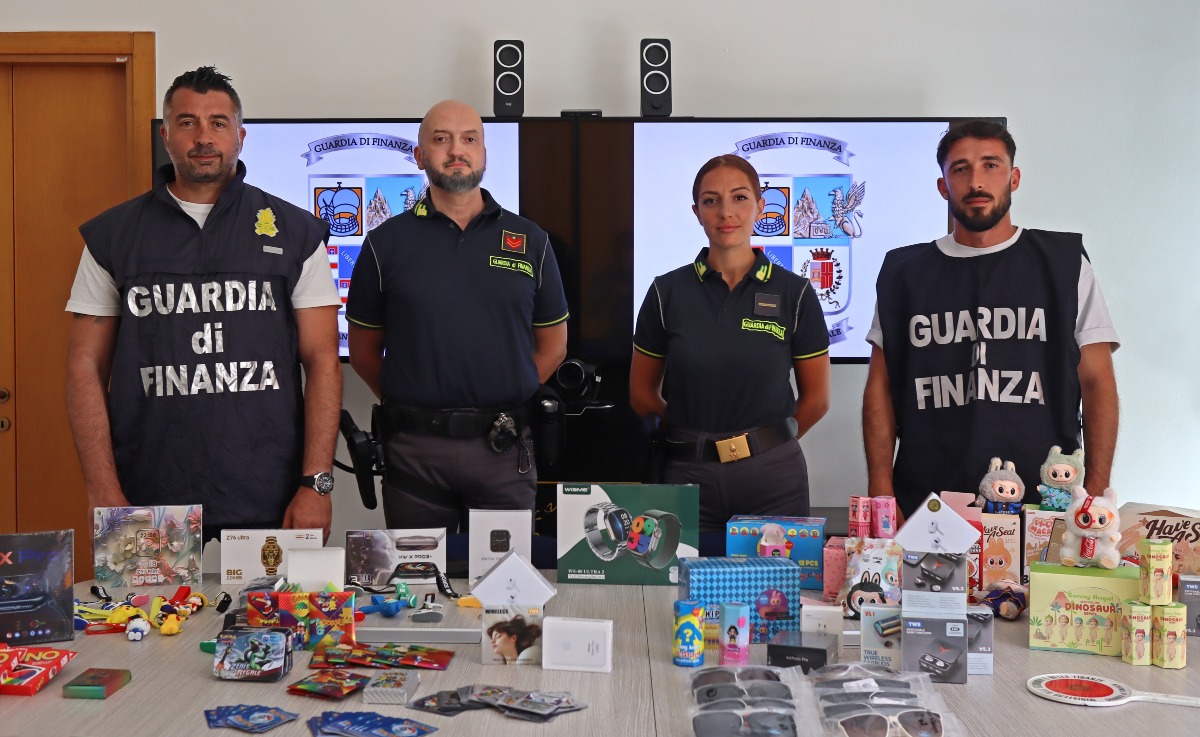 Maxi sequestro a Rimini: 300mila articoli contraffatti tra Nike, Apple, Louis Vuitton e tanti altri -