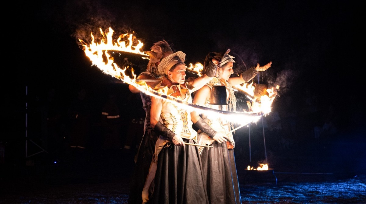 Notte delle streghe 2025: il gran finale con spettacoli internazionali e il rito del fuoco -