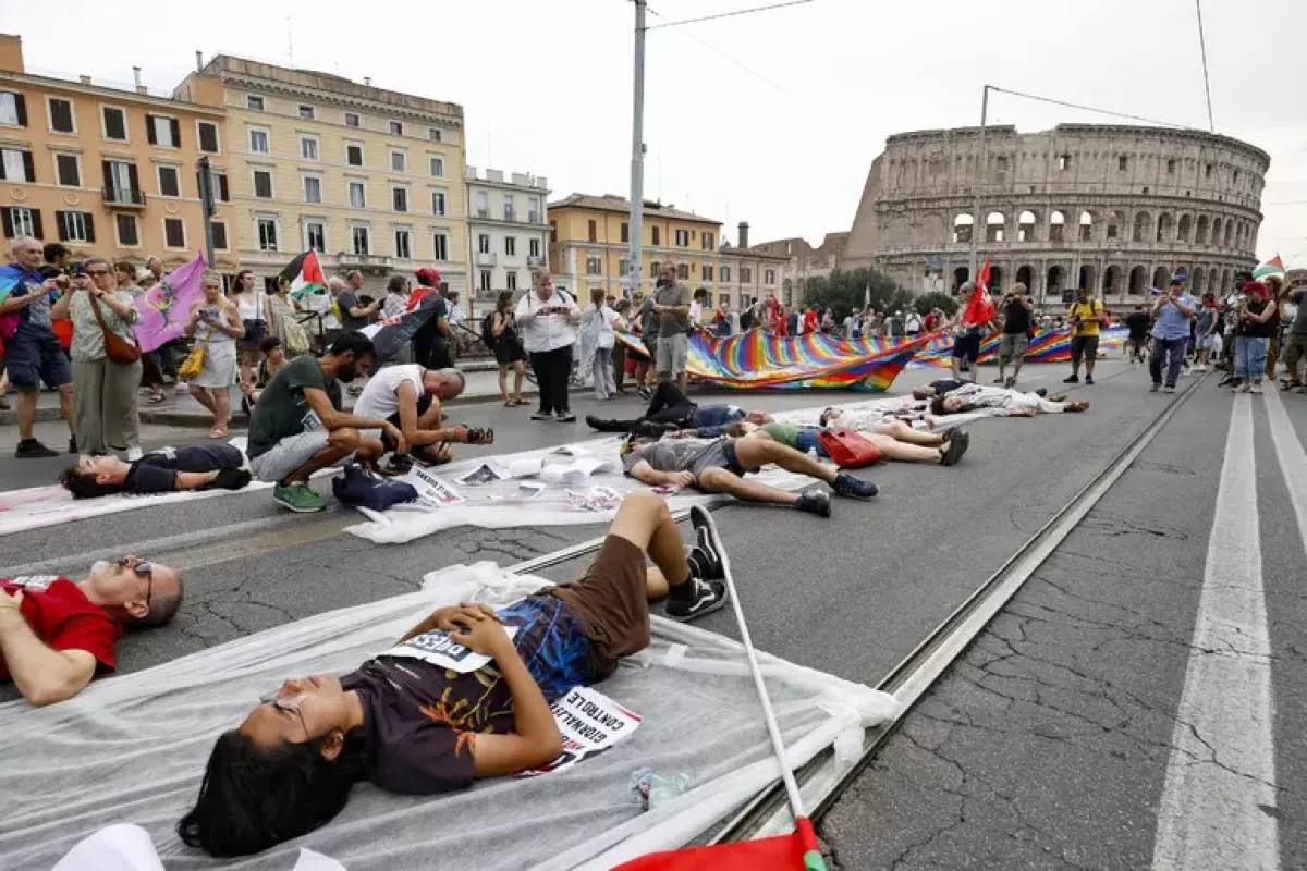 Roma, migliaia in piazza contro il riarmo europeo - © Ansa