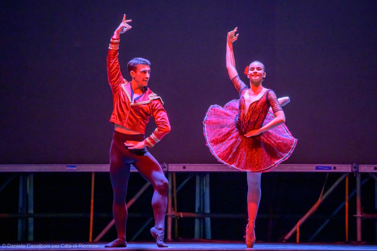 Continua la Notte Rosa a Riccione tra spettacoli e danza. Michelle Hunziker conquista il pubblico con energia e sorrisi -