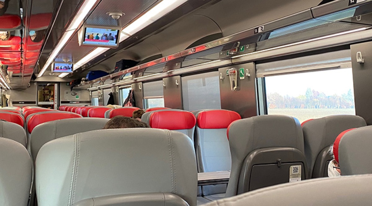 Vandali sul treno per la Notte Rosa: caos e danni in viaggio verso Rimini - 