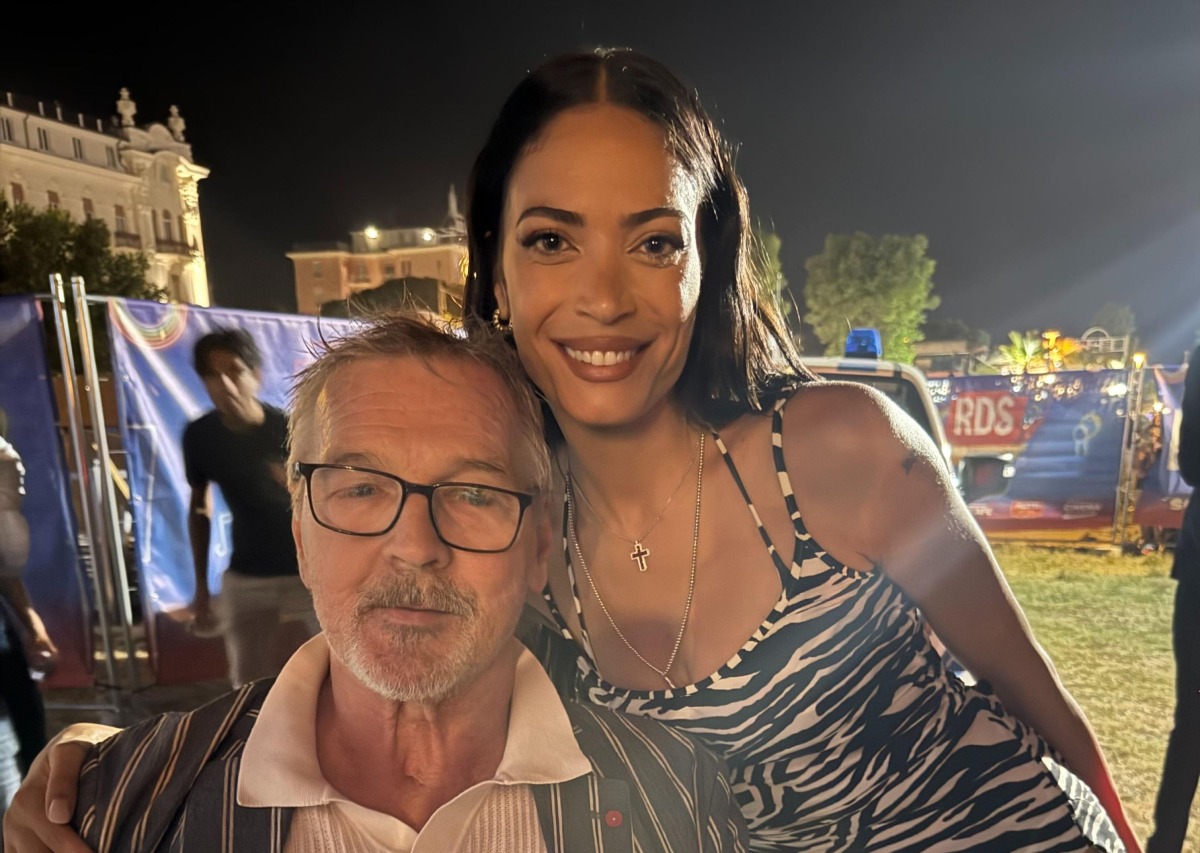 Anche Stefano Tacconi a Rimini per la Notte Rosa: l'abbraccio con Elodie -