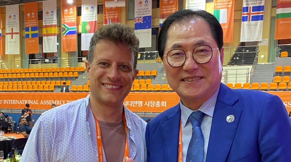 Il sindaco Sacchetti porta la Città dei 15 minuti alla conferenza Cittaslow in Corea del Sud - Filippo Sacchetti e il sindaco di Wando