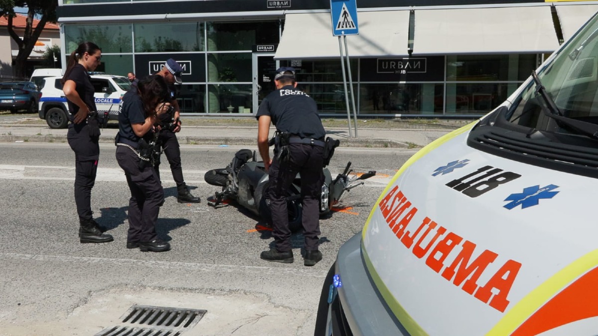 Coppia in scooter investe due ragazze a Riccione: una è in gravi condizioni - Il luogo dell'incidente