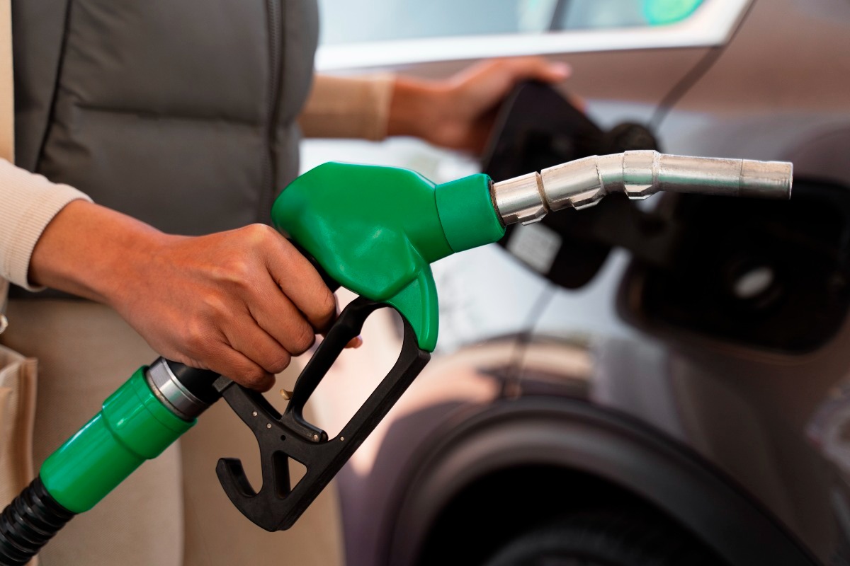 Benzina alle stelle: oltre 2,3 euro al litro, scatta l’allarme rincari -