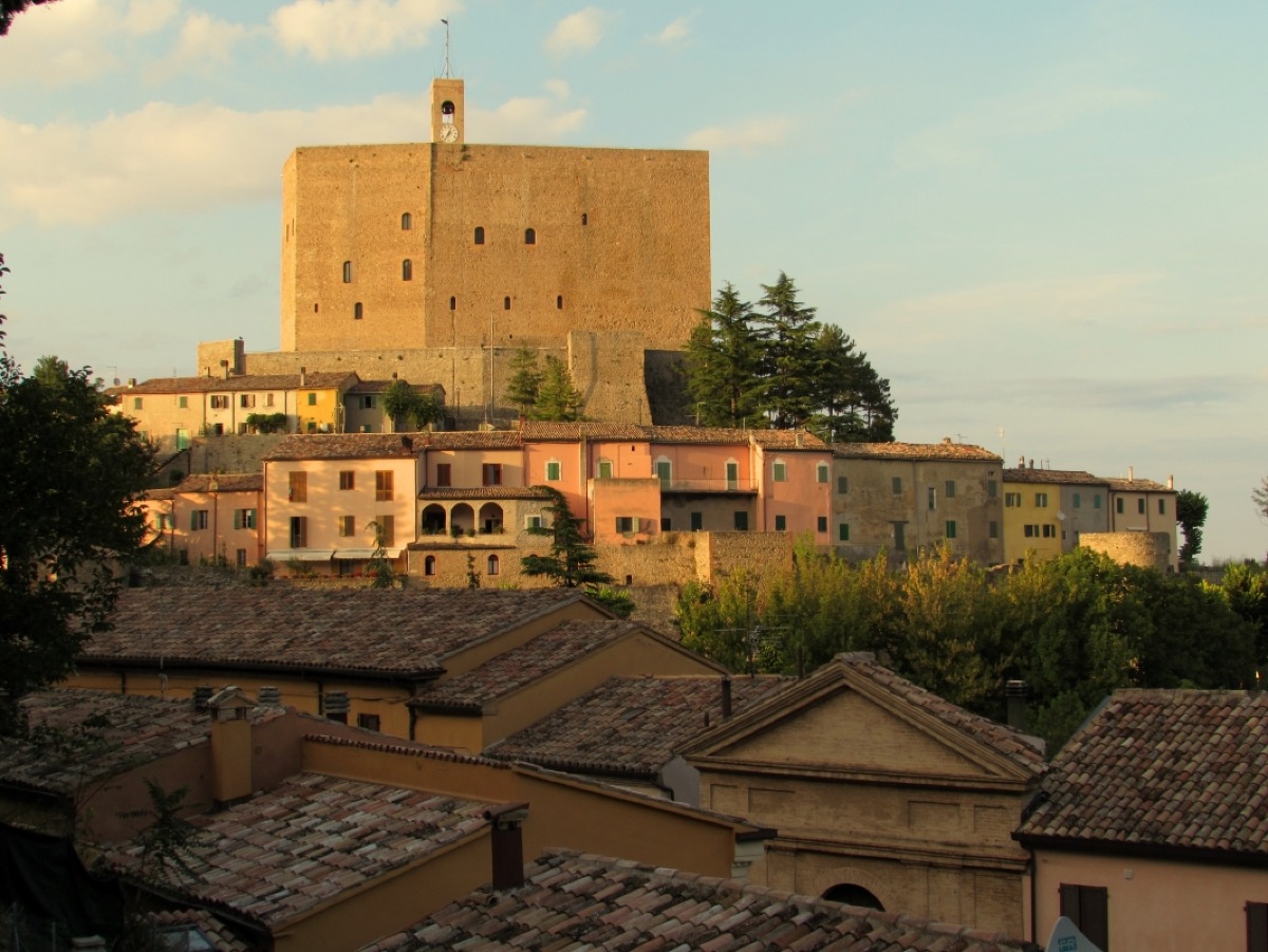 Sapori di mare e visita notturna alla Rocca: torna la magia dell’estate a Montefiore -