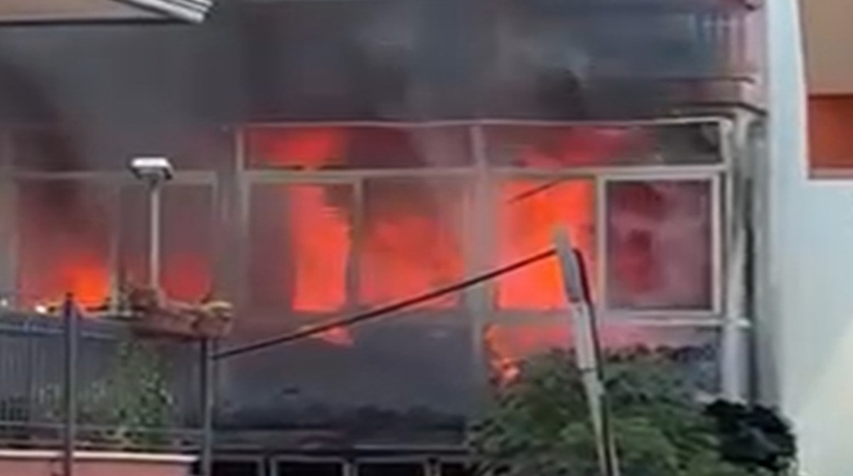 Vasto incendio in ex Hotel di Cattolica: gravi danni alla struttura - 