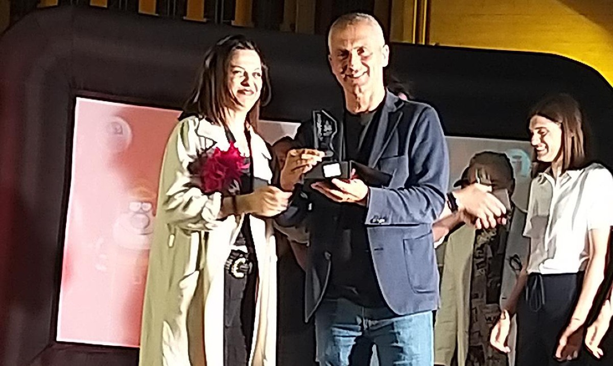 Comici emergenti sul palco di Viserba: vince Alice Redini - Il sindaco Jamil Sadegholvaad premia Alice Redini