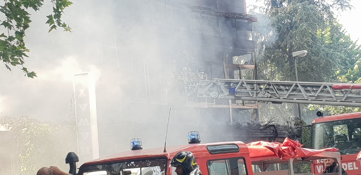Ex hotel devastato da incendio, la sindaca: "Vitale per Cattolica il presidio dei Vigili del Fuoco" - L'incendio all'ex hotel Hawaii PH www.altarimini.it