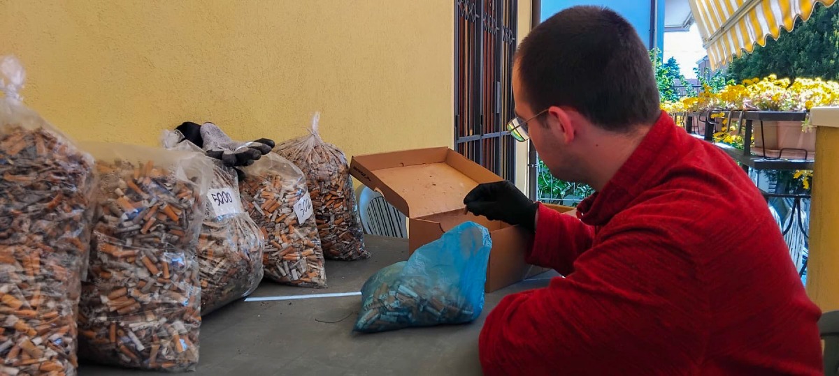 Ha raccolto a Rimini oltre 38.000 mozziconi di sigarette: grazie a Daniele, ora saranno riciclati -