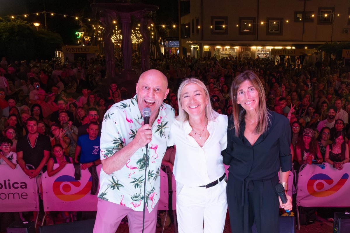 Notte Rosa a Cattolica, un’onda colorata di migliaia di persone - Sindaca Foronchi, Assessora Bartolucci e Prada