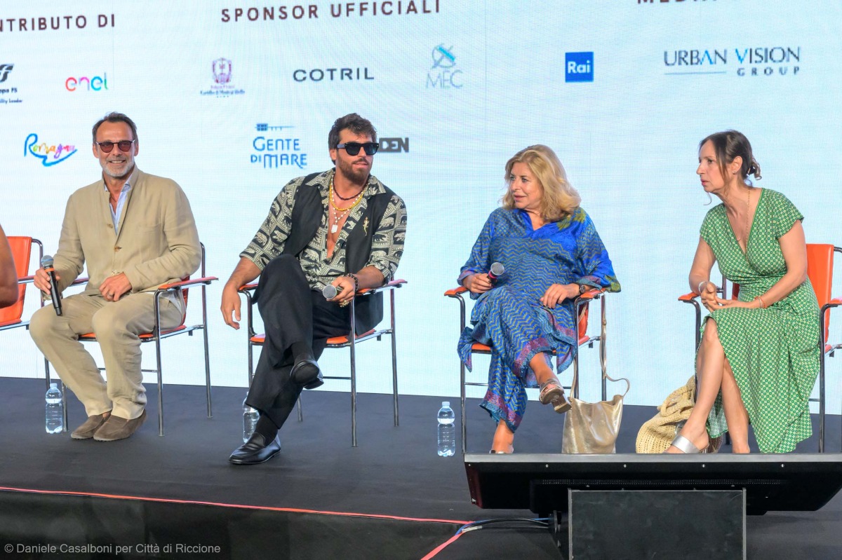 Can Yaman accende Riccione: folla in delirio per l’anteprima di Sandokan -