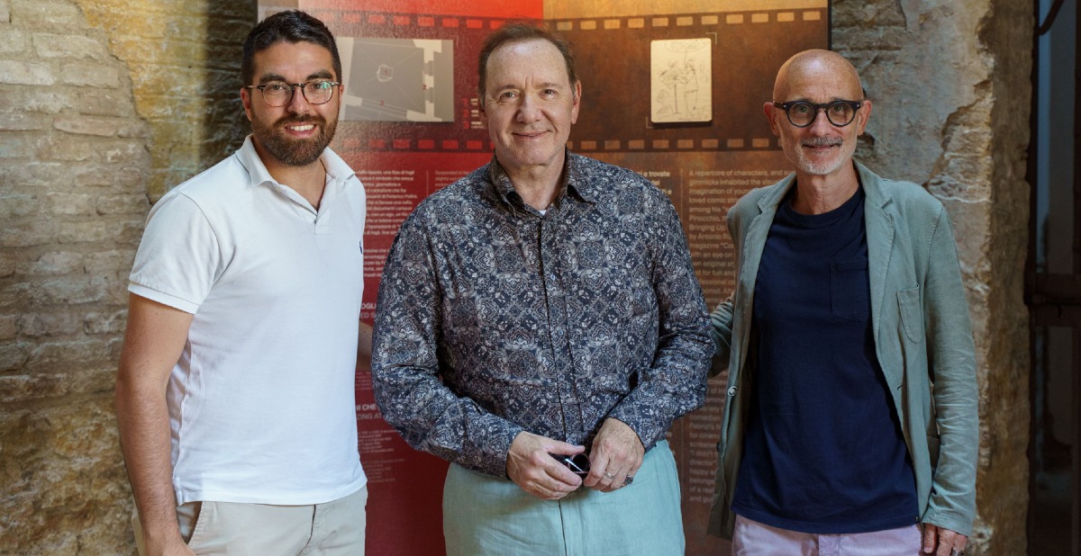 Kevin Spacey in bicicletta per il centro storico di Rimini: visita al Fellini Museum - Lari, Spacey e Leonetti