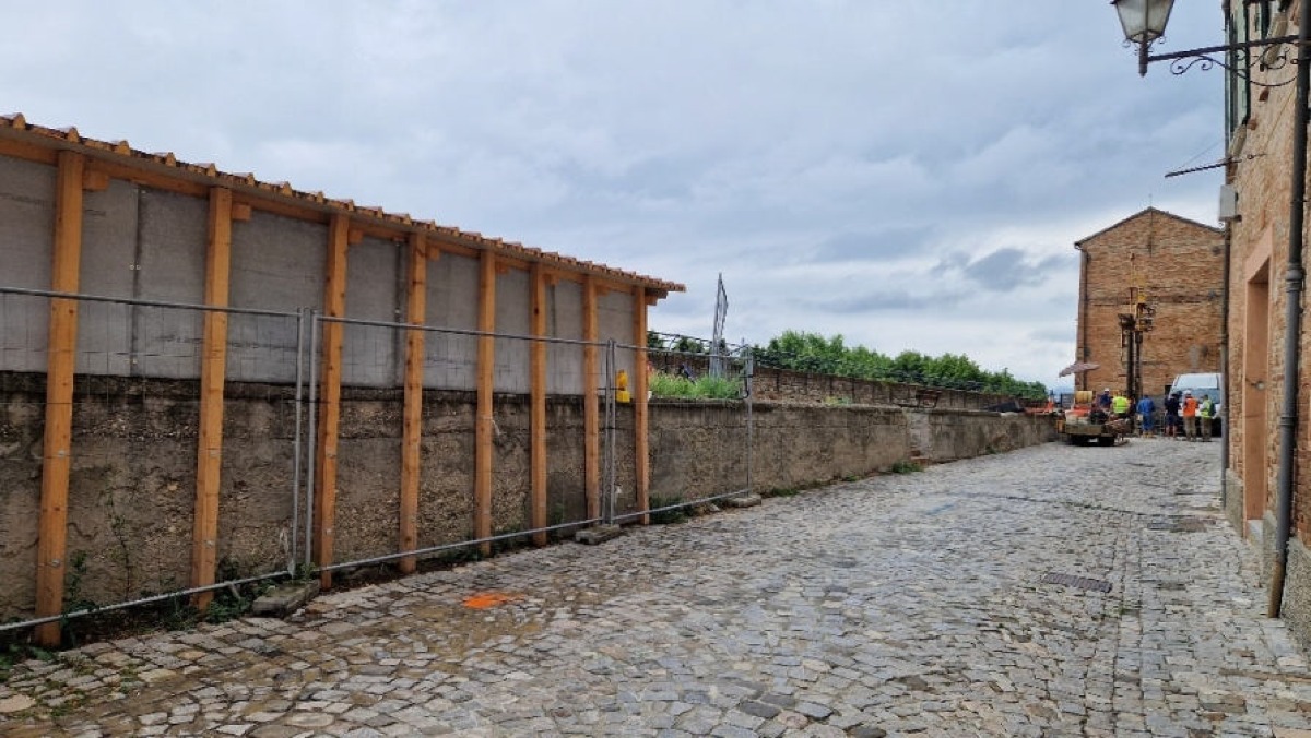 Intervento di rinforzo per le mura di via Pio Massani: il cantiere apre il 30 giugno - via Pio Massani