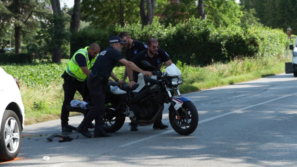 Tampona un'auto in via Montescudo e rovina sull'asfalto: motociclista trasportato in ospedale -